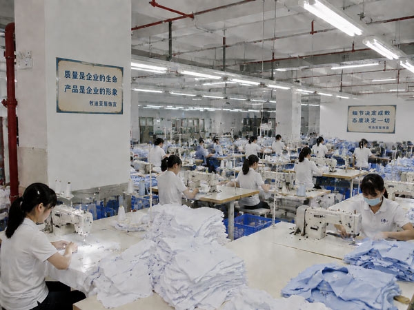 深圳工作服定制厂家怎么找?龙华本地工厂vs外地发货的5个差距
